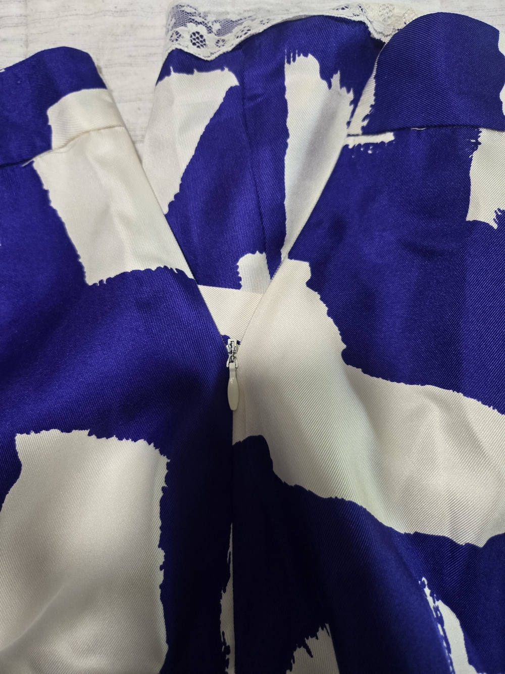 kate spade Blue and White Graphic 100% Silk Shell Pleated Skirt - Picture 9 of 13